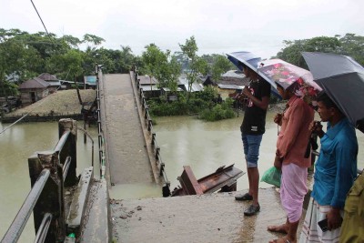 শরণখোলায় গভীর রাতে ভেঙ্গে পড়ল সেতু, জনদূর্ভোগ